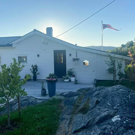 White With Jacuzzi And Fjord Views * Bernes