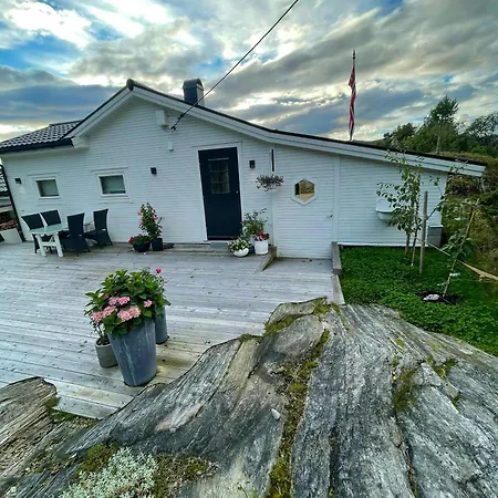 Feriehus White With Jacuzzi And Fjord Views Bernes