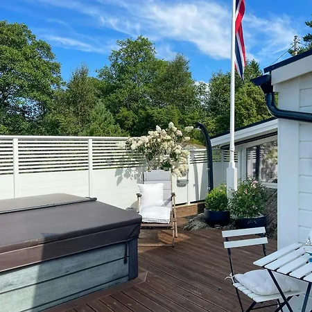 Feriehus White With Jacuzzi And Fjord Views Bernes