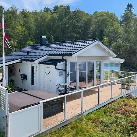 White With Jacuzzi And Fjord Views Дом отдыха