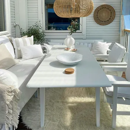Дом отдыха White With Jacuzzi And Fjord Views Bernes