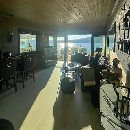 Дом отдыха White With Jacuzzi And Fjord Views