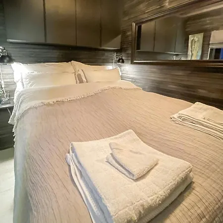 Дом отдыха White With Jacuzzi And Fjord Views