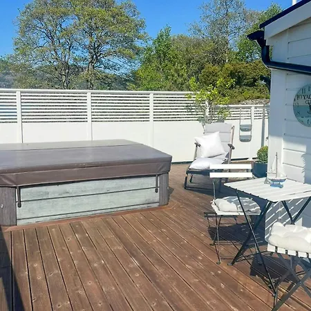 Дом отдыха White With Jacuzzi And Fjord Views